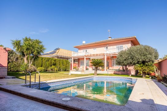 Detached villa with pool and plot of 900 m² in Tomares