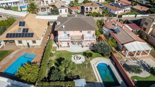Chalet independiente con piscina y parcela de mas de 900 m² en Tomares