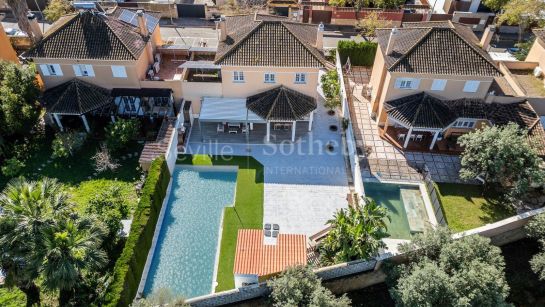 Two-story villa with pool in Montequinto
