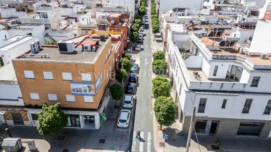 A three-story house with a small rooftop terrace located in Nervión.