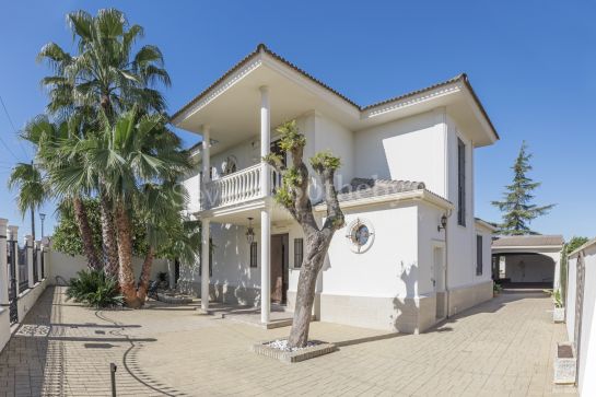 Detached villa with garden and pool in the urbanization La Alegría for a LONG-TERM RENT