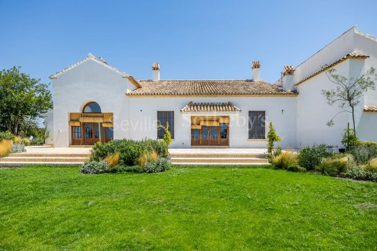 Exclusivo cortijo andaluz de nueva construcción con vistas panorámicas y finca de olivar