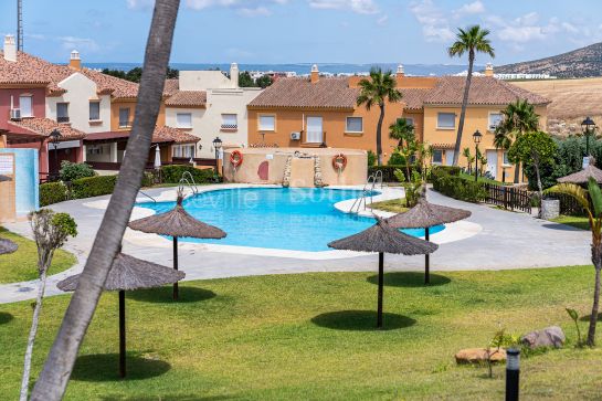 Adosado con piscina y vistas al mar en urbanización residencial privada.