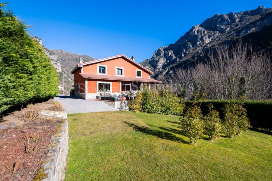 Individual chalet in the Somiedo Natural Park, with spacious garden and garage