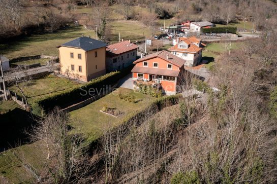 Individual chalet in the Somiedo Natural Park, with spacious garden and garage