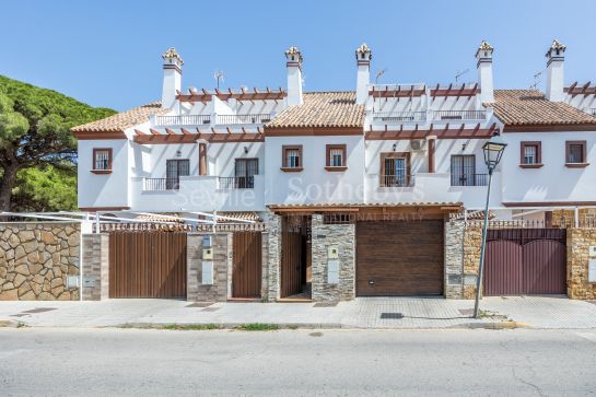 Propiedad pareada en núcleo residencial de Barbate.