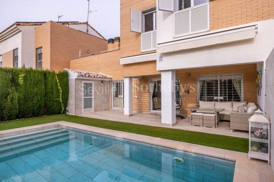 Casa con piscina privada y zonas comunes en Espartinas