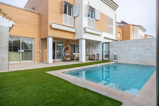 House with private swimming pool and communal areas ready to move into in Espartinas