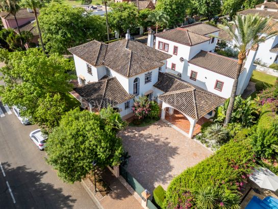 Exclusiva vivienda independiente con jardín consolidado en El Zaudín