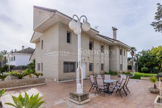 Exclusive detached villa in the prestigious Avenida Alcalde Álvaro Domecq