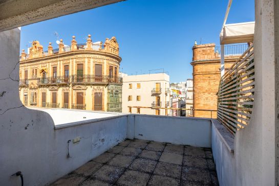 Casa adosada con azotea privada en la emblemática calle Arfe