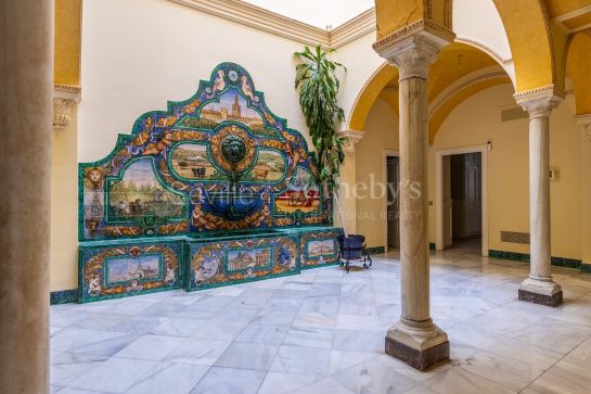 Exclusivo edificio señorial en esquina, situado en pleno casco histórico de Sevilla