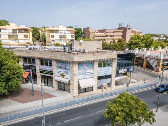 Local comercial de esquina con terraza privada en Ciudad Expo