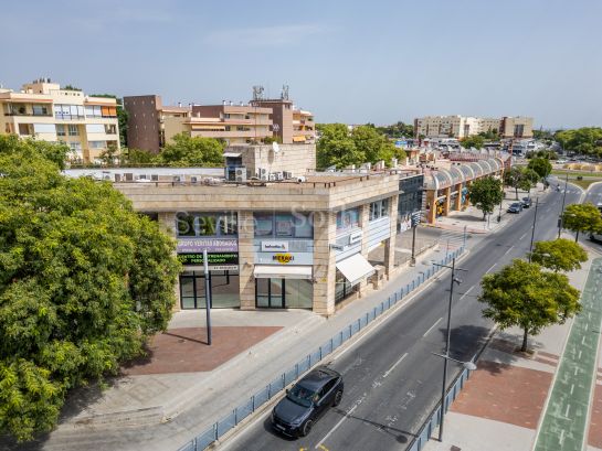 Local comercial de esquina con terraza privada en Ciudad Expo