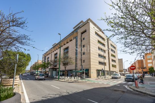 Spacious apartment with terrace and three bedrooms in Nervión