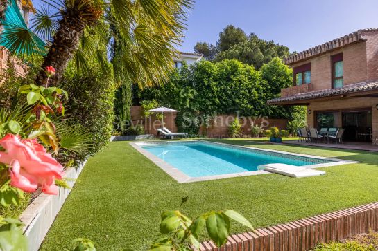 Villa independiente con piscina privada en la urbanización de Colina Blanca