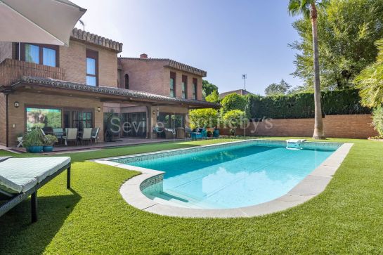Villa independiente con piscina privada en la urbanización de Colina Blanca