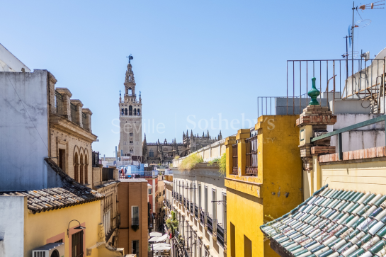 Piso reformado con balcón y vistas a la Giralda