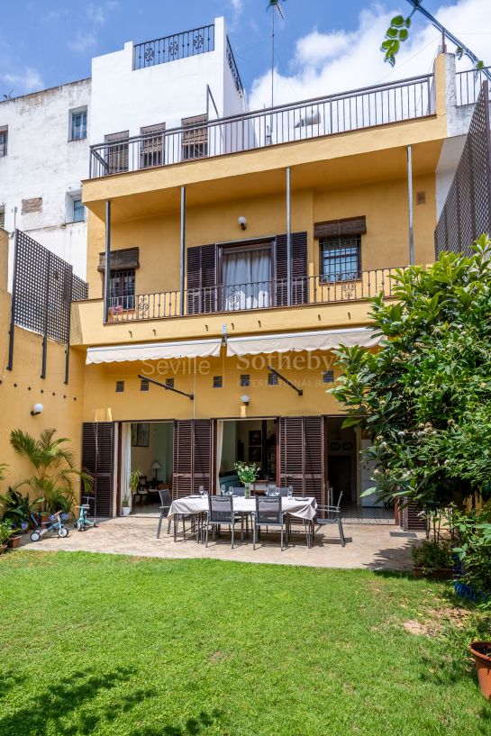 Exclusive family home with regionalist-style courtyard in the heart of Nervión