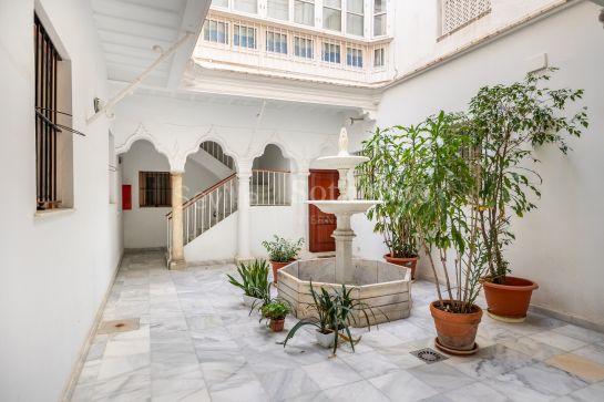 Piso con estilo tradicional en el corazón del casco histórico de Cádiz.