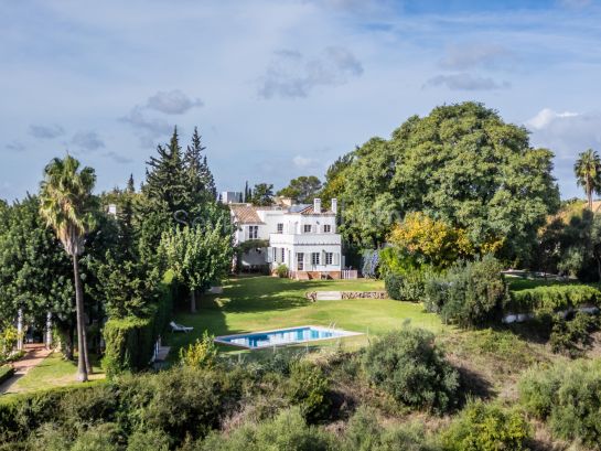 Detached villa with pool and panoramic views of Seville