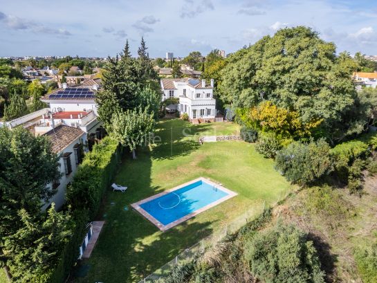 Chalet independiente con piscina y vista panorámicas de Sevilla