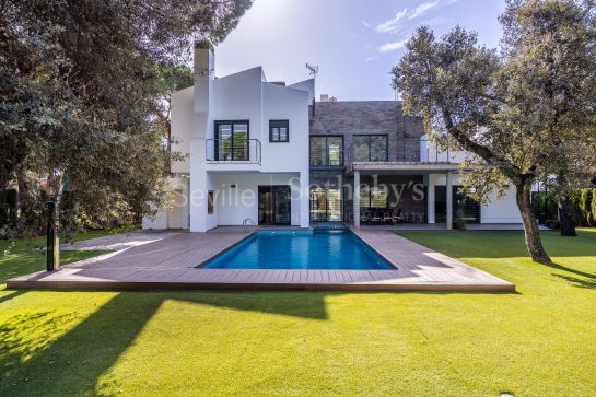 Exclusiva casa independiente de diseño con piscina en la Urb. la Juliana, Bollullos de la Mitación